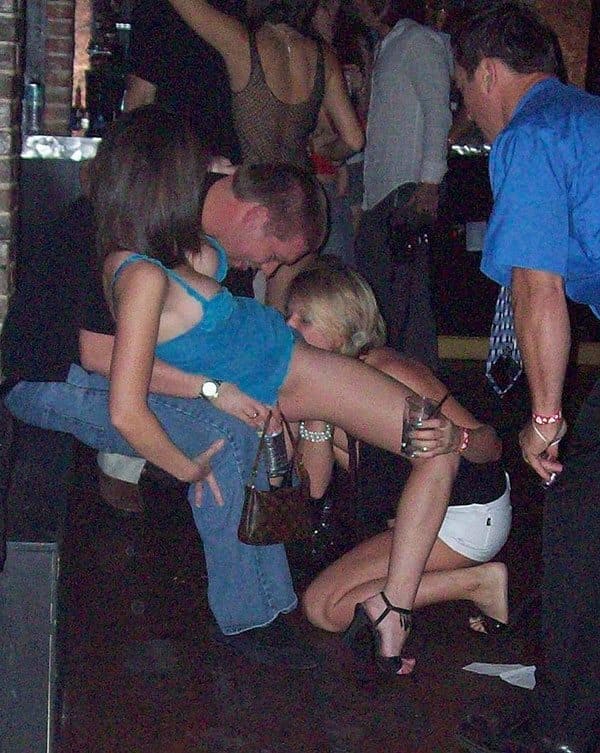 Пьяные девки задирают друг другу юбки и стягивают трусы на камеру 29 фото