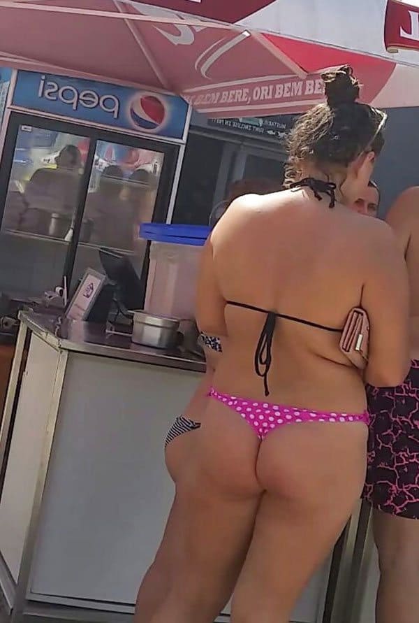 Подсмотренное девушка в розовых стрингах стоит в очереди отеля за едой 4 фото