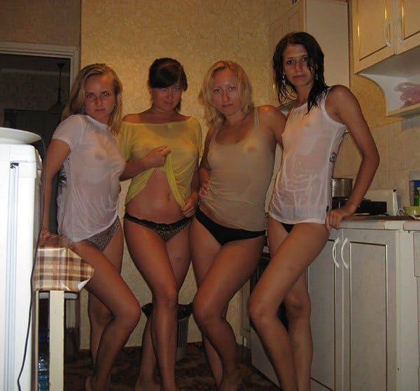 Лесби подруги устроили конкурс мокрых маек на девичнике 43 фото