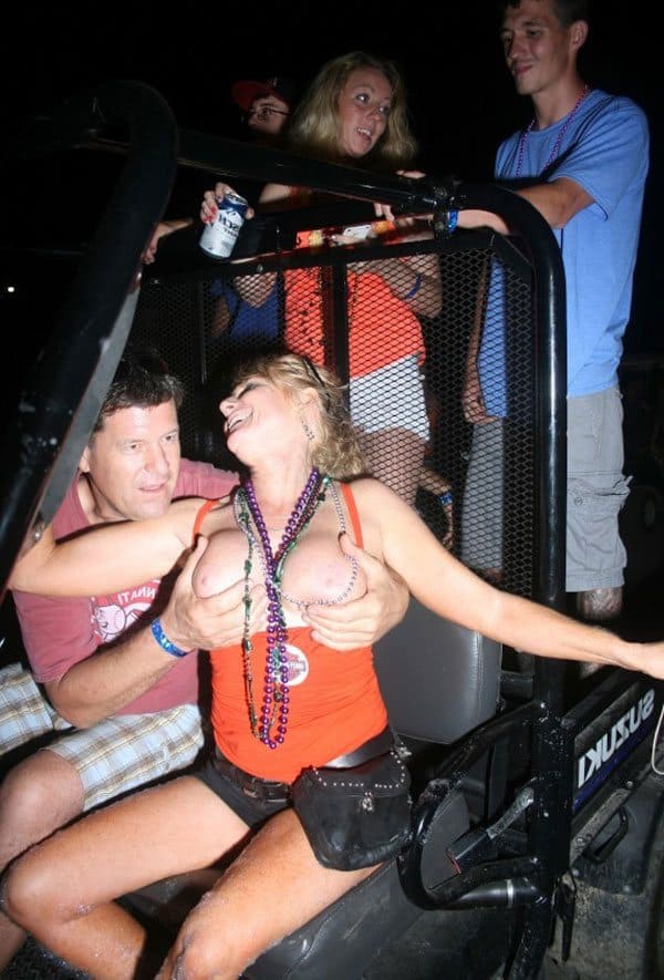 Пьяные девки показывают голые сиськи на публике 27 фото