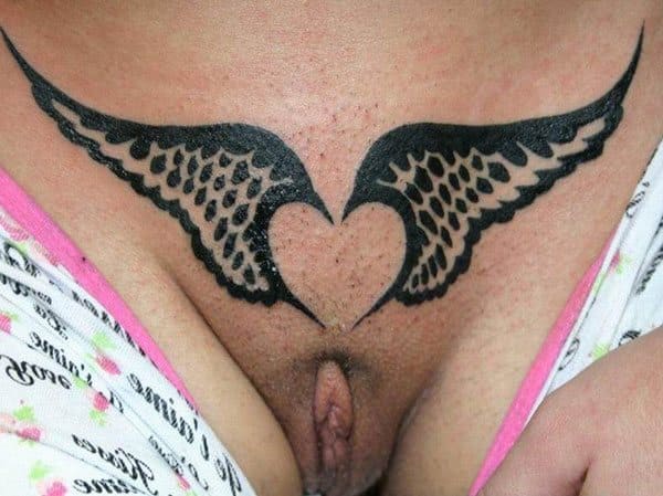 Голые девушки с интимными татуировками в пикантных местах 13 фото