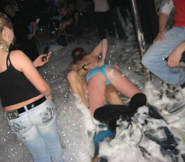 Порно конкурс на пенной вечеринке в клубе 18 фото
