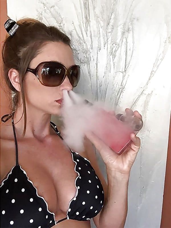 Сексуальные голые девушки курят вейп и пускают дым 13 фото