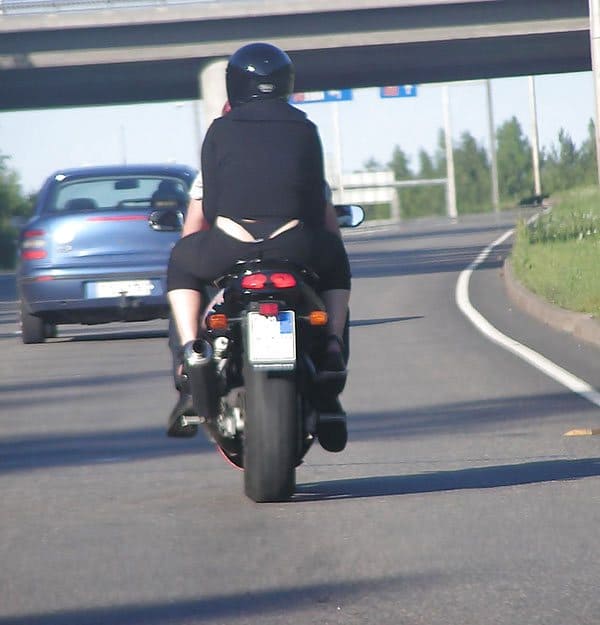 Пассажирка на мотоцикле засветила черные трусики 4 фото