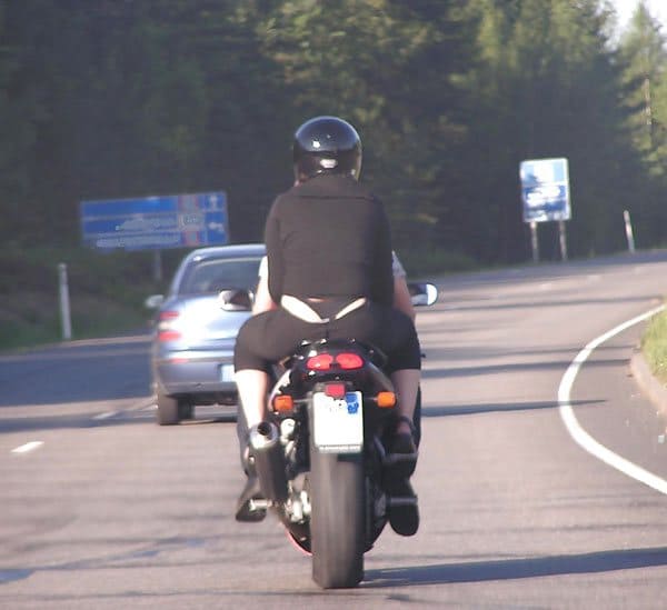Пассажирка на мотоцикле засветила черные трусики 5 фото