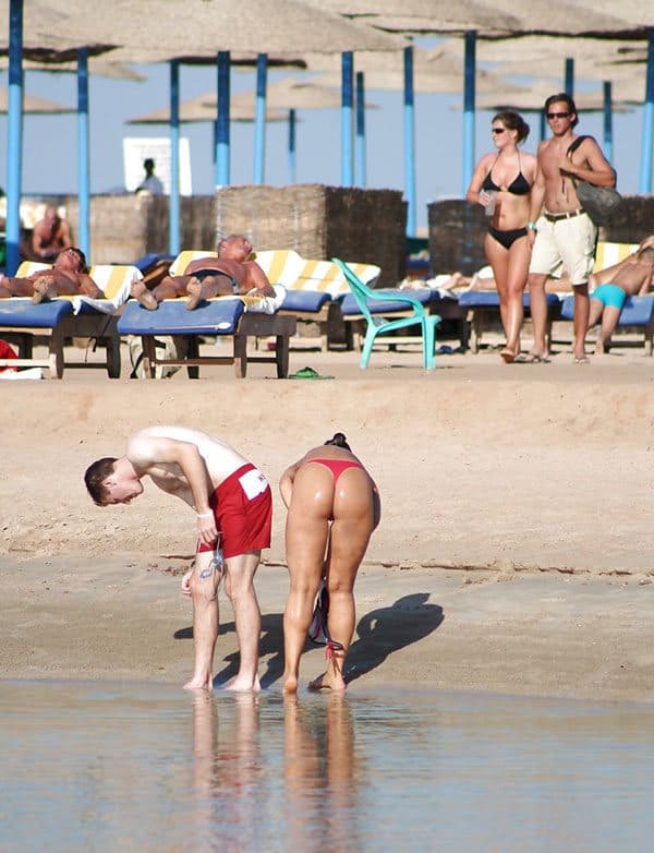 Девушки В Стрингах На Пляже