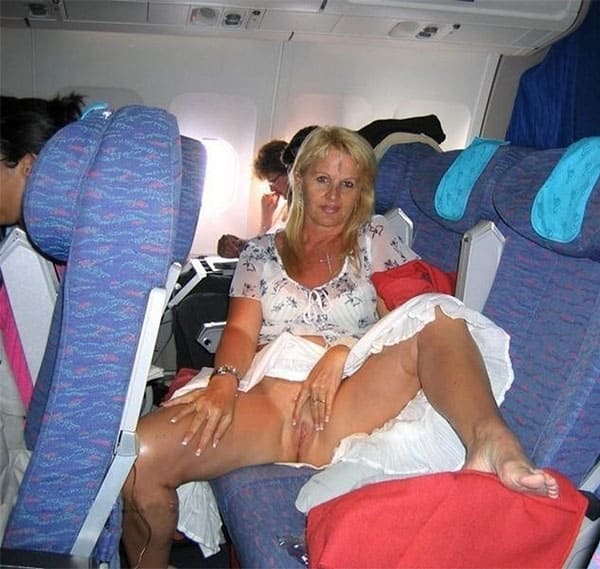 Голые девушки на борту самолета 4 фото