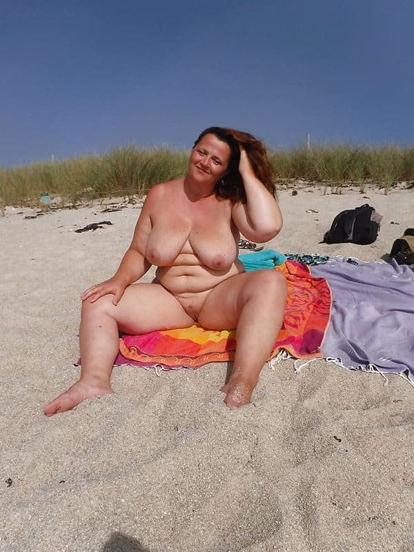 Толстая мамочка купается на нудистском пляже 17 фото