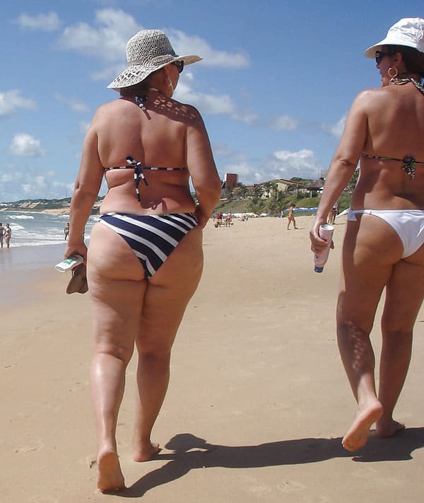 Давние голые подружки на пляже