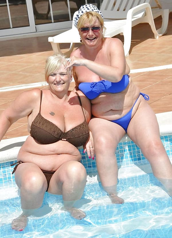 Зрелые женщины в купальниках фото