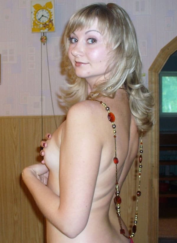 Голая русская девушка на фоне ковра 13 фото