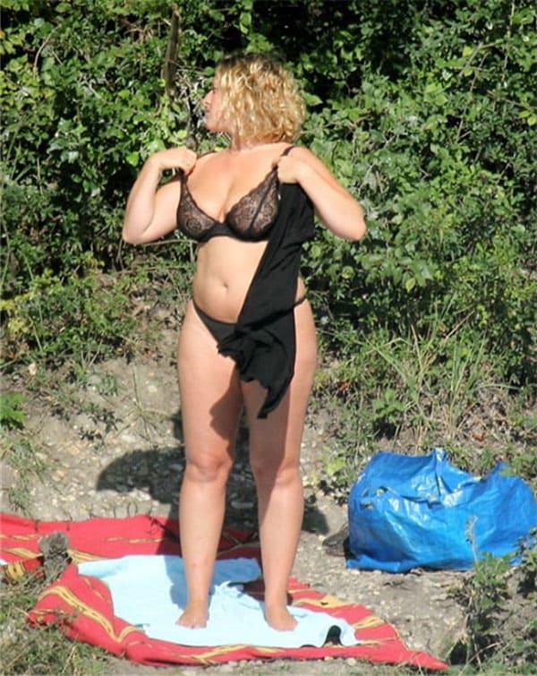 Толстая жена разделась на пляже