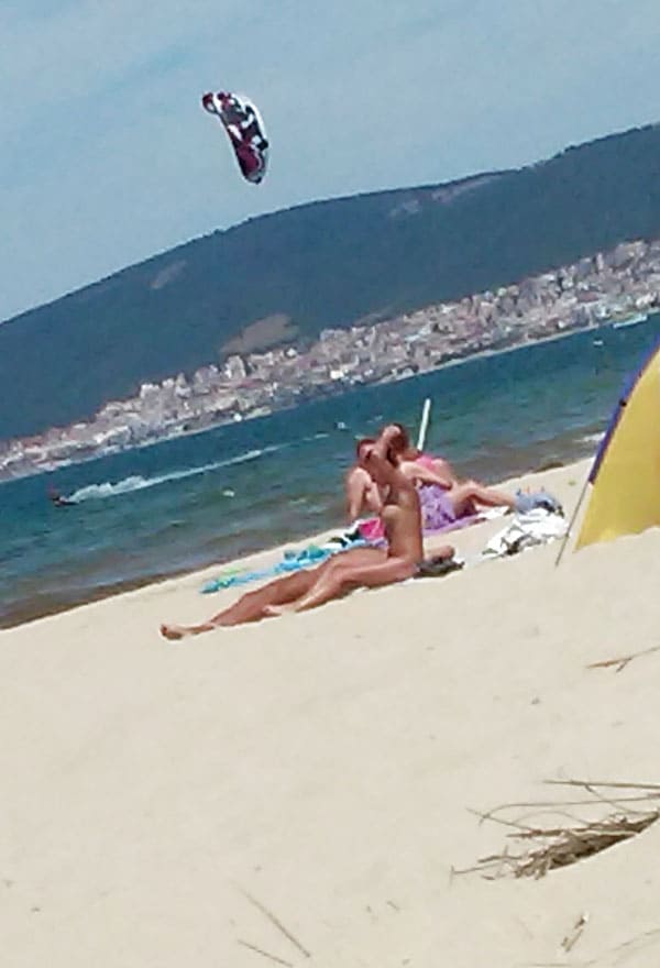 Один день на нудистском пляже съемка на телефон 2 фото