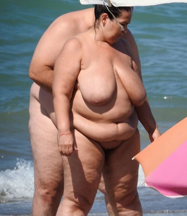 Жирная баба с мужем отдыхают на нудистском пляже 9 фото