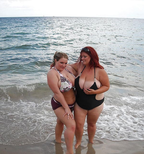 Сексуальные толстушки на пляже в купальниках 13 фото