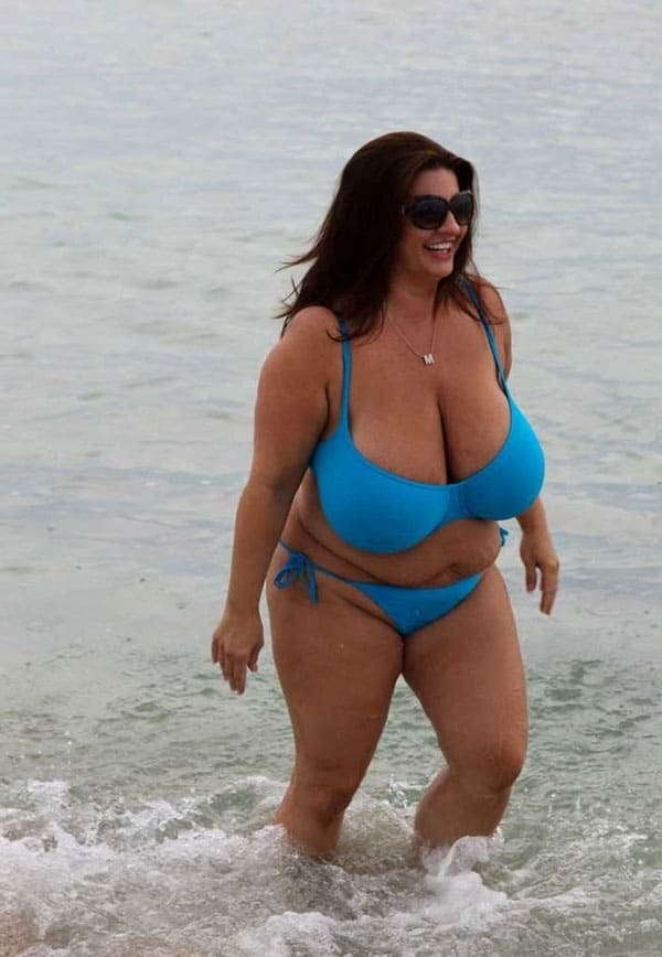 Сексуальные толстушки на пляже в купальниках 18 фото