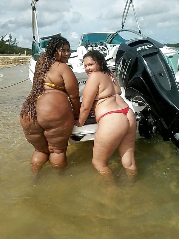 Сексуальные толстушки на пляже в купальниках 21 фото