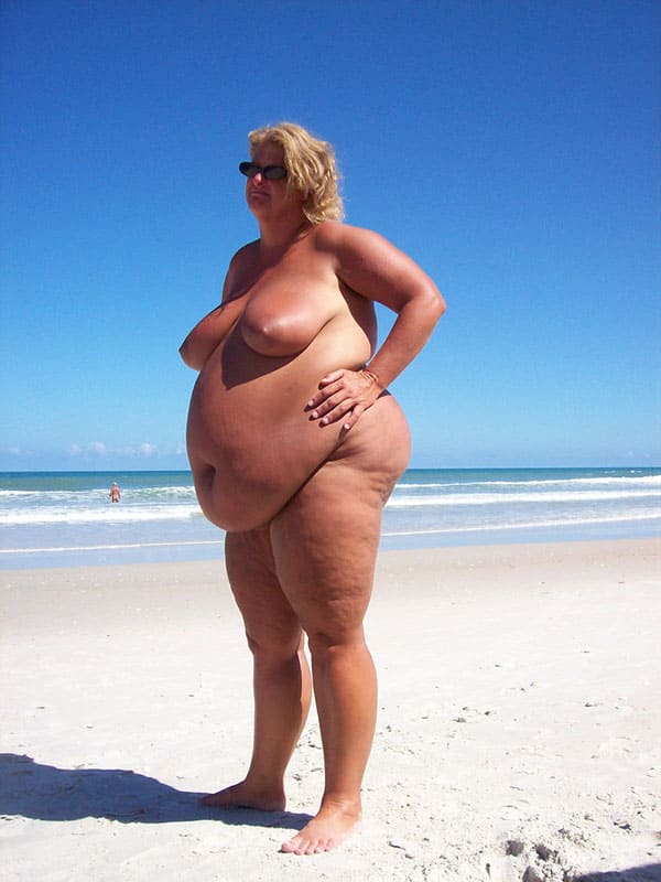 Голые толстушки на нудистском пляже 50 фото