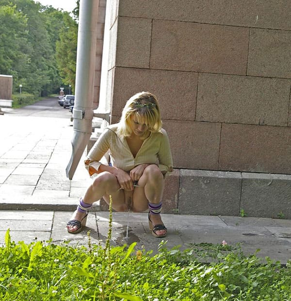 Русская мамка писает на корточках за углом дома 13 фото