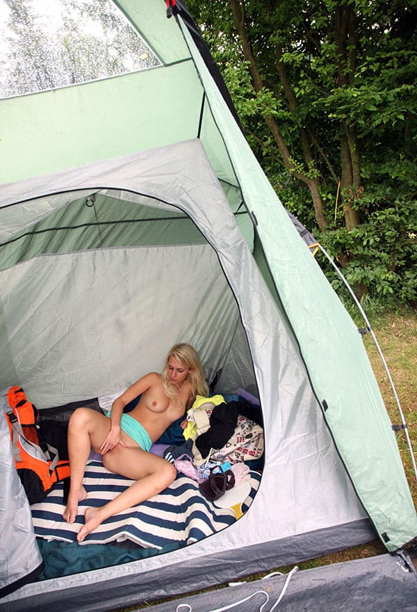 Блондинка мастурбирует в туристической палатке на природе 48 фото