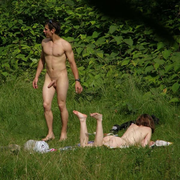 Секс нудистов в кустах попал в скрытую камеру 2 фото