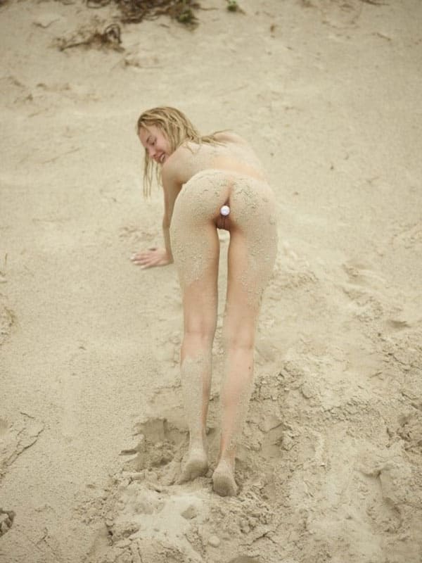 Нудистка на пляже с анальной пробкой в попе 21 фото