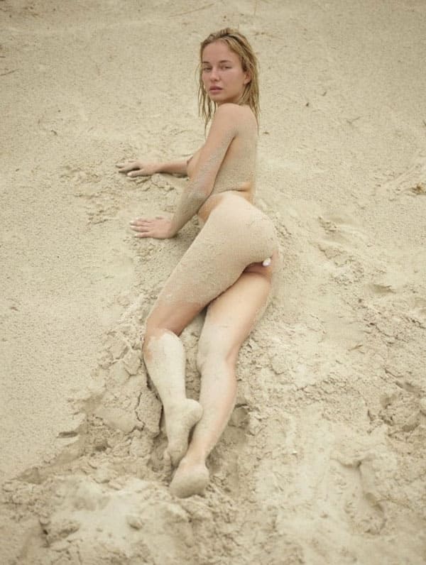 Нудистка на пляже с анальной пробкой в попе 29 фото