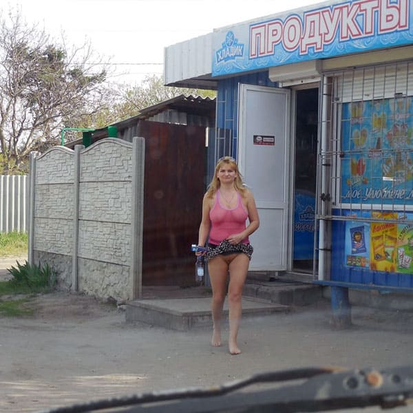 Русские девушки светят пиздой на улице 16 фото
