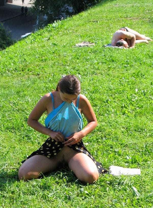 Девушка без трусов гуляет по парку в Москве 20 фото