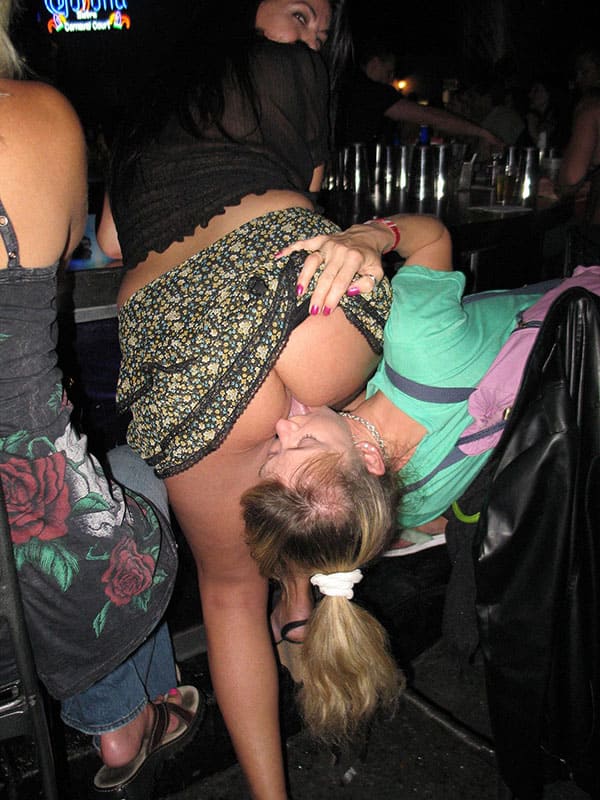 Лесбиянка за барной стойкой задрала подруге юбку и облизала голую пизду языком