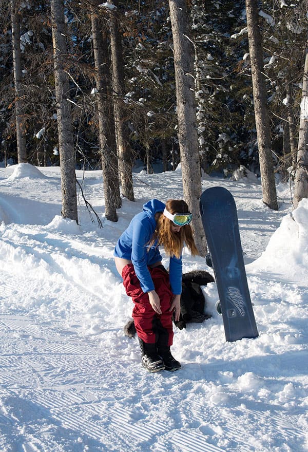 Голая девушка катается на сноуборде зимой 1 фото