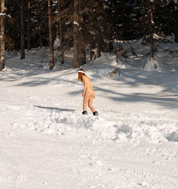 Голая девушка катается на сноуборде зимой 127 фото