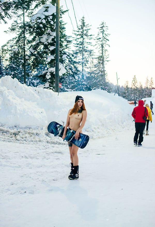 Голая девушка катается на сноуборде зимой 198 фото