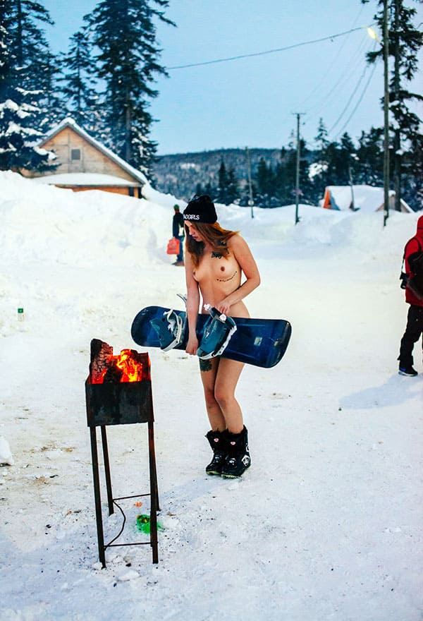 Голая девушка катается на сноуборде зимой 215 фото