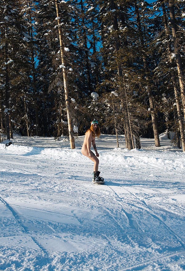 Голая девушка катается на сноуборде зимой 40 фото