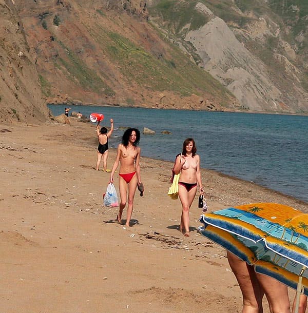 Пьяные нудистки с волосатыми письками на пляже Коктебеля 70 фото
