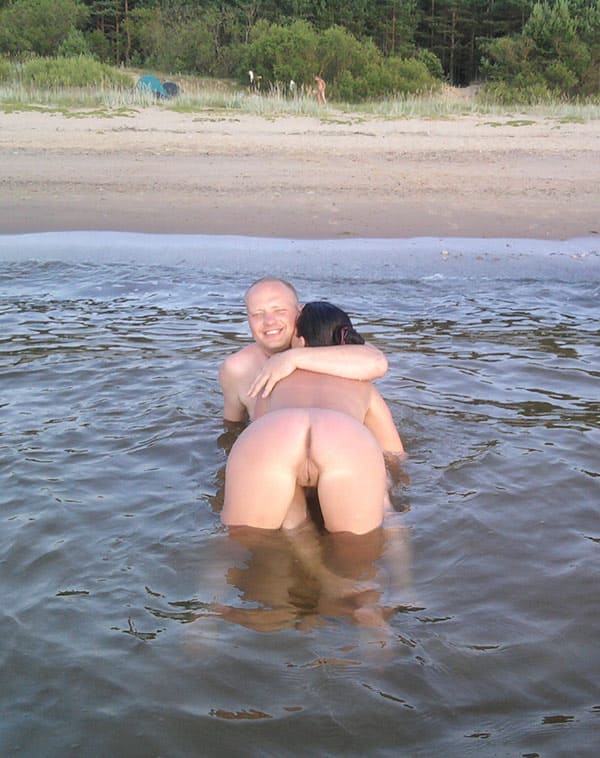 Голые нудистки стоят раком на пляже 65 фото