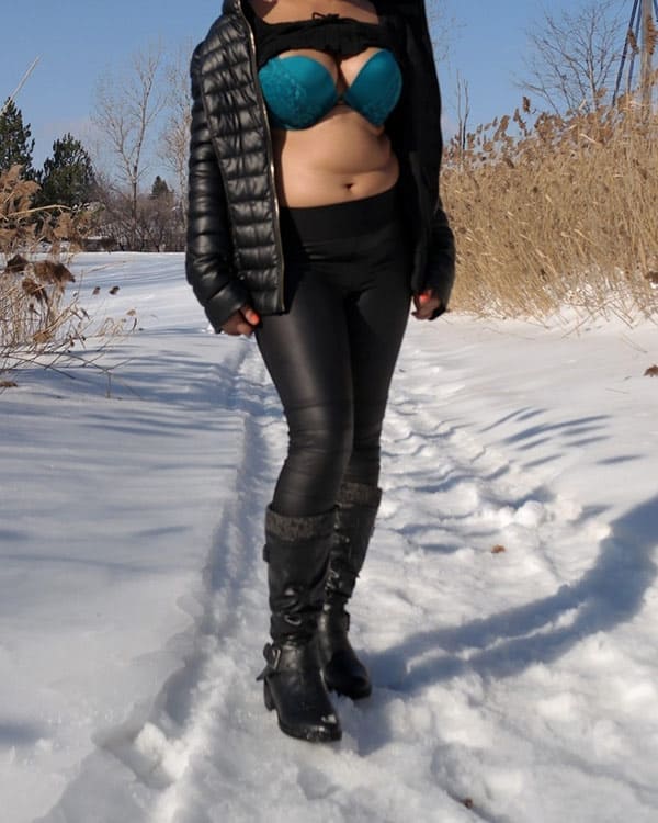 Женщина в лосинах раздвинула жопу на снегу 11 фото