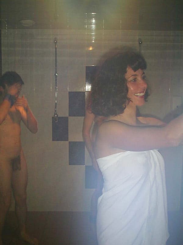 Жена в бане с друзьями мужа 3 фото