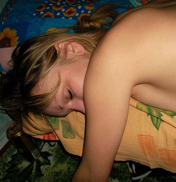 Пьяная жена светит пиздой в халате 6 фото