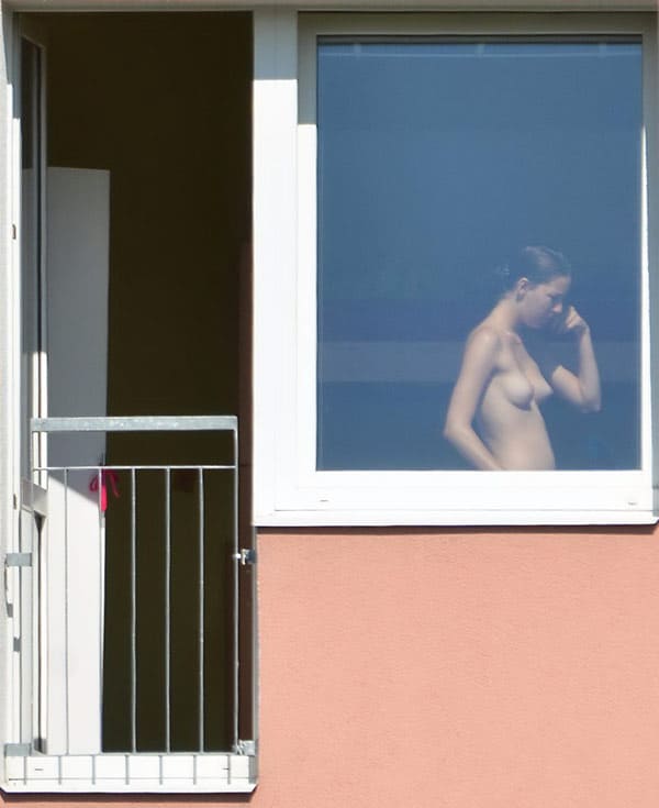 Извращенец подсмотрел в окно за голой соседкой 19 фото