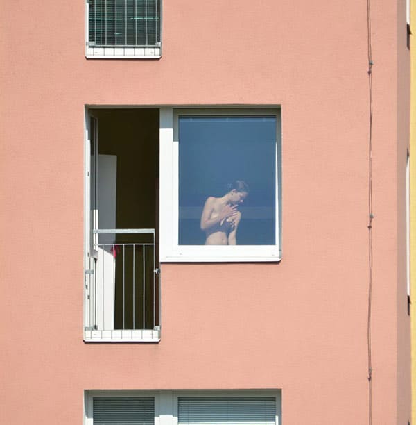 Извращенец подсмотрел в окно за голой соседкой 24 фото