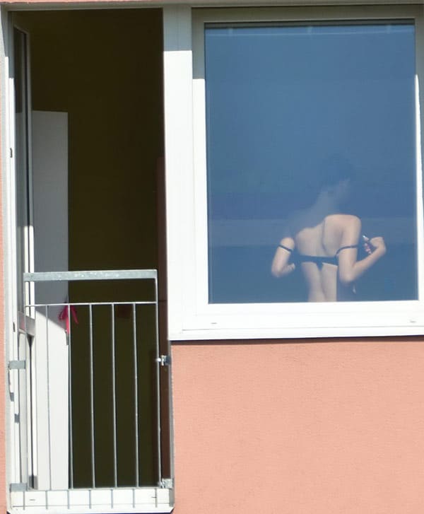 Извращенец подсмотрел в окно за голой соседкой 32 фото