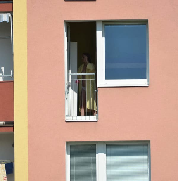 Извращенец подсмотрел в окно за голой соседкой 41 фото