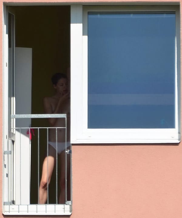 Извращенец подсмотрел в окно за голой соседкой 6 фото