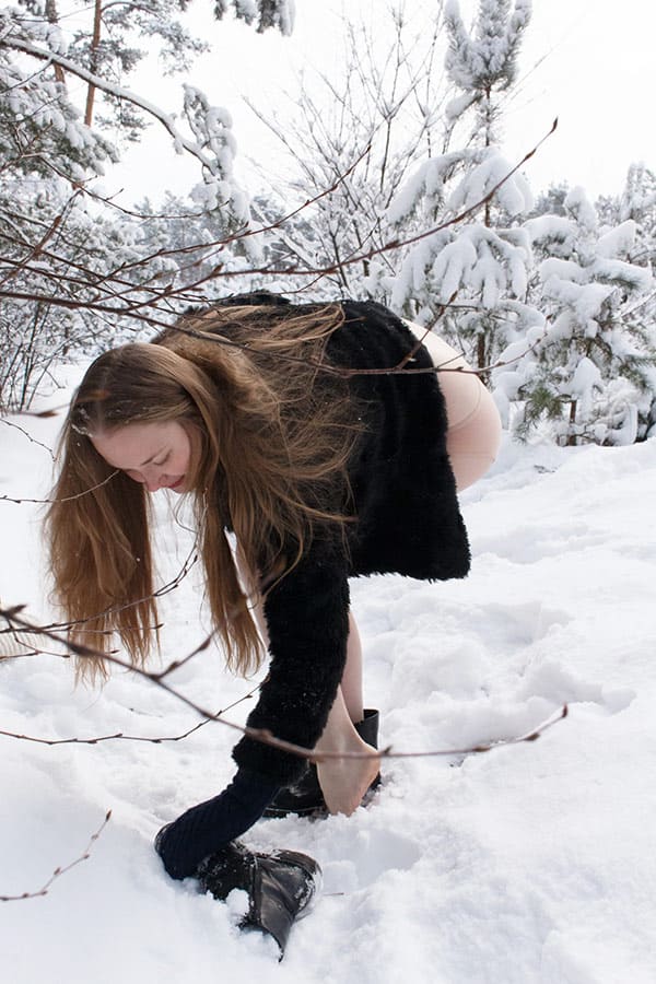 Голая гимнастка растягивает писю в зимнем лесу 23 фото