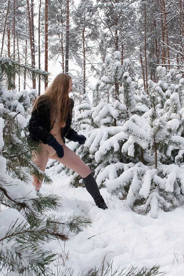 Голая гимнастка растягивает писю в зимнем лесу 30 фото