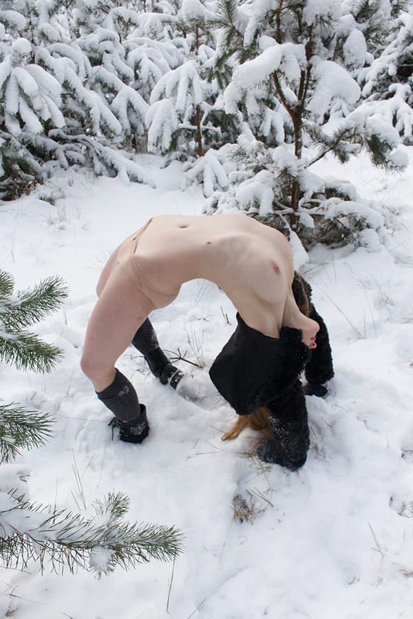 Голая гимнастка растягивает писю в зимнем лесу 37 фото