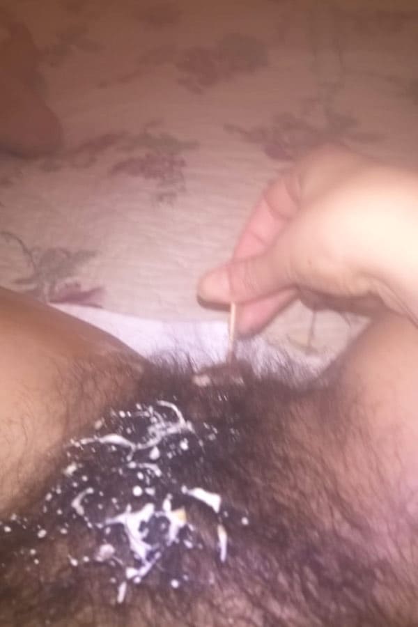 Девушка мастурбирует волосатую пизду мороженым 13 фото