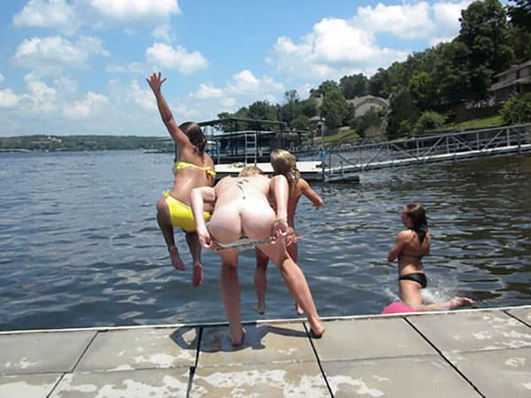 Девки прикалываются прыгая с пирса в воду с голыми попками 3 фото
